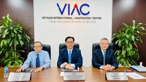 Luật sư Quang (giữa) đồng thời là trọng tài viên của Trung tâm Trọng tài Quốc tế Việt Nam.