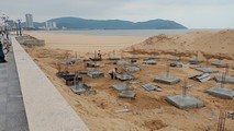 Hàng chục trụ móng xây trái phép ở bãi biển Quy Nhơn