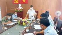 Ông Bùi Đình Long - Phó Chủ tịch UBND tỉnh Nghệ An chủ trì cuộc họp khẩn với lãnh đạo huyện Diễn Châu sau khi xuất hiện 3 nghi mắc COVID-19 trong cộng đồng.