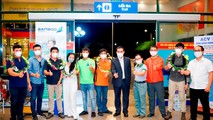 Đại diện chính quyền tỉnh Quảng Bình chào đón, tặng hoa cho những du khách đầu tiên đặt chân đến “vương quốc hang động” sau thời gian dài đóng băng vì dịch bệnh.