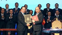 Thủ tướng hai nước ký Hiệp ước bổ sung Hiệp ước hoạch định biên giới quốc gia năm 1985 và Hiệp ước bổ sung năm 2005 giữa Việt Nam và Campuchia. Ảnh VGP