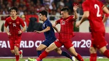 Một pha tranh chấp giữa đội Việt Nam và Thái Lan ở trận bán kết lượt đi