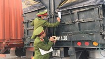 Công an Hải Dương chặn đoàn xe chở hơn 300 tấn hàng không rõ nguồn gốc