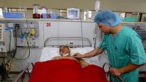 Cứu sống người bị ngã từ tầng 5 xuống đất