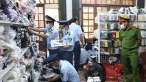 Lực lượng chức năng kiểm tra cơ sở kinh doanh của bà Nguyễn Thị H.