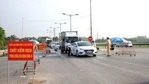Người dân được đo thân nhiệt và khai báo y tế khi đi qua chốt kiểm soát đặt tại TX Phổ Yên, Thái Nguyên.
