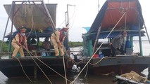 Tổ công tác số 1 (Thủy đội 1) tiếp cận tàu cá của ngư dân Lê Minh Hoàng gặp nạn trên vùng biển giáp ranh Quảng Ninh – Hải Phòng.