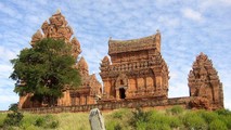 Tháp Pô Klông Garai (Ninh Thuận) - địa điểm thu hút khách du lịch tham quan.