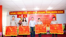 Đ/c Nguyễn Văn Minh - Chi cục trưởng Chi cục THADS Quận 7 (ngoài cùng bên trái) nhận Cờ thi đua Ngành Tư pháp do Bộ Tư pháp trao tặng.