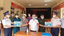 Đoàn công tác của Bộ Tư lệnh Vùng Cảnh sát biển 1 trao tặng khẩu trang y tế và nước sát khuẩn tay cho các chốt.