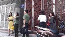 Lực lượng chức năng vào làm việc tại gia đình bà Tuyến.