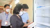 Bà Trịnh Thị Minh Thanh, Phó Bí thư Tỉnh ủy, Phó Chủ tịch Thường trực HĐND tỉnh Quảng Ninh, kiểm tra công tác bảo quản vaccine tại thị xã Đông Triều ngày 4/10/2021. Ảnh: CTTĐT Quảng Ninh