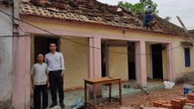 Cụ Hoàng Thị Nhung và tác giả bài báo.