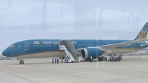 Máy bay Boeing 787 hạ cánh tại sân bay Fukuoka để kiểm tra an ninh.