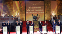 Chủ tịch nước Nguyễn Xuân Phúc và các đồng chí lãnh đạo, nguyên lãnh đạo Đảng, Nhà nước thực hiện nghi thức khánh thành Đền thờ Vua Hùng tại TP. Cần Thơ.