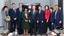 Chủ tịch Quốc hội Vương Đình Huệ gặp gỡ lãnh đạo Tập đoàn Prudential.