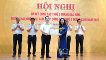 Thứ trưởng Vũ Thị Mai trao Danh hiệu “Tập thể lao động xuất sắc” cho tập thể Tổng cục Thuế.