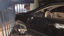 Chiếc xe gây tai nạn bỏ chạy tông vào cổng bảo vệ trong Khu công nghiệp Phúc Khánh.