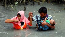 Người Rohingya vượt biên giới qua sông Naf tại Teknaf, Bangladesh. Ảnh: Reuters