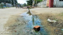 Một số cơ sở để nước thải chảy tràn ra ngoài, tù đọng ven đường, gây ảnh hưởng môi trường