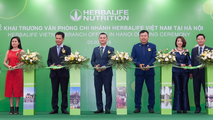 Các đại biểu cắt băng khánh thành, chính thức đưa văn phòng mới của Herbalife Việt Nam vào hoạt động