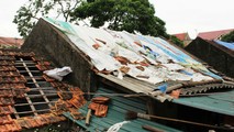 Những căn nhà tập thể xuống cấp trầm trọng, mái ngói đã bị hỏng người dân phải dùng bạt để che