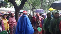 Phụ huynh chờ con kết thúc môn thi cuối kỳ thi THPT quốc gia trong mưa tầm tã. Ảnh minh họa