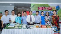 Giám đốc Công ty CP Đầu tư Nam Phát Trần Văn Vững (thứ 4 từ trái sang) tại Hội chợ giới thiệu sản phẩm của Hiệp hội Nông sản sạch tỉnh Nam Định