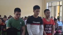 3 bị cáo Mượng, Bàng, Bổng (từ trái sang) tại phiên tòa. Ảnh: Đ.V/Báo Lao động