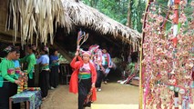 Nghệ nhân Phạm Thị Tắng thực hiện các nghi thức trong Lễ hội Pôồn Pôông.