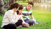 Cha mẹ cần biết cách ứng xử phù hợp với trẻ thành niên để tránh những trường hợp đáng tiếc xảy ra. (Ảnh minh họa)
