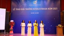 Phó Chủ tịch nước Võ Thị Ánh Xuân trao tặng học bổng cho 3 nữ sinh chuyên Toán tại Lễ trao giải Kovalevskaia năm 2021.