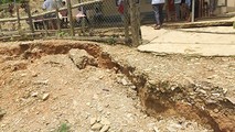 Vết nứt, lún sụt đất xuất hiện dài khoảng 800m khiến người dân hoang mang