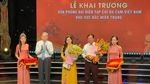 Tổng biên tập Tạp chí Da cam Việt Nam trao các quyết định tại buổi lễ khai trương văn phòng 