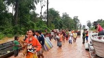 Người dân Lào phải sơ tán vì đập thủy điện vỡ, ảnh hưởng nặng nề tới đời sống, xã hội. Ảnh: Reuters