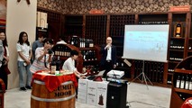 Lánh đạo Công ty CP Vang Thăng Long giới thiệu sản phẩm đến khách hàng