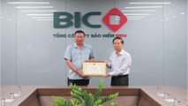 Đại diện Hiệp hội Bảo hiểm Việt Nam trao Giấy khen nhà quản lý doanh nghiệp bảo hiểm xuất sắc năm 2021 cho Tổng Giám đốc BIC Trần Hoài An.