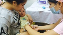 Tiêm chủng cho trẻ em. Ảnh minh họa: H.Hải