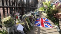 Đặt hoa tưởng nhớ Thân vương Philip tại cổng Cung điện Buckingham ở London, Anh, ngày 9/4/2021. (Nguồn: THX/TTXVN)