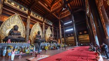 Người dân thảnh thơi vãn cảnh, bái lễ tại chùa Tam Chúc ngày đầu năm mới