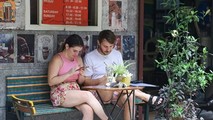 Thực hư tin 'phố cafe đường tàu Hà Nội mở lại, khách quốc tế đổ xô check-in'