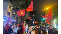 Người Hà Nội nô nức xuống đường mừng Việt Nam vào Chung kết SEA Games