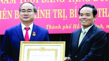 Bí thư Thành ủy TPHCM Nguyễn Thiện Nhân nhận Huy hiệu 40 năm tuổi Đảng