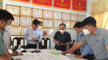 Đoàn công tác kiểm tra giấy tờ, bản đồ khu vực tôn tạo di tích.