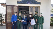 Bộ đội Biên phòng Bà Rịa – Vũng Tàu cùng địa phương tại huyện Xuyên Mộc trao tặng quà cho các trẻ em nghèo