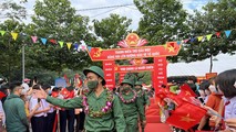 Các tân binh TP Thủ Dầu Một hăng hái lên đường nhập ngũ