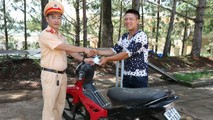 Cán bộ đội xử lý vi phạm hành chính trao trả xe cho anh Tính.