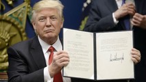 Trump ký sắc lệnh cấm nhập cảnh năm 2017