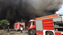 Khói đen bốc cao hàng chục mét.