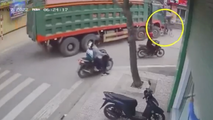Đi vào điểm mù xe ben, cụ ông bị cuốn vào gầm